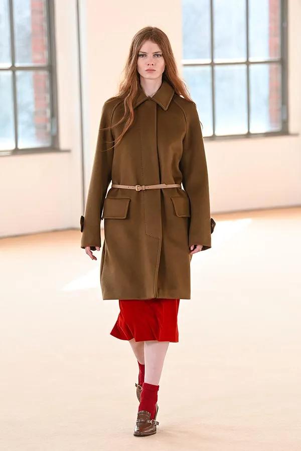 2021秋冬女裝十大流行色 晴空藍(lán)、嫩粉紅等色彩都很美(圖28)